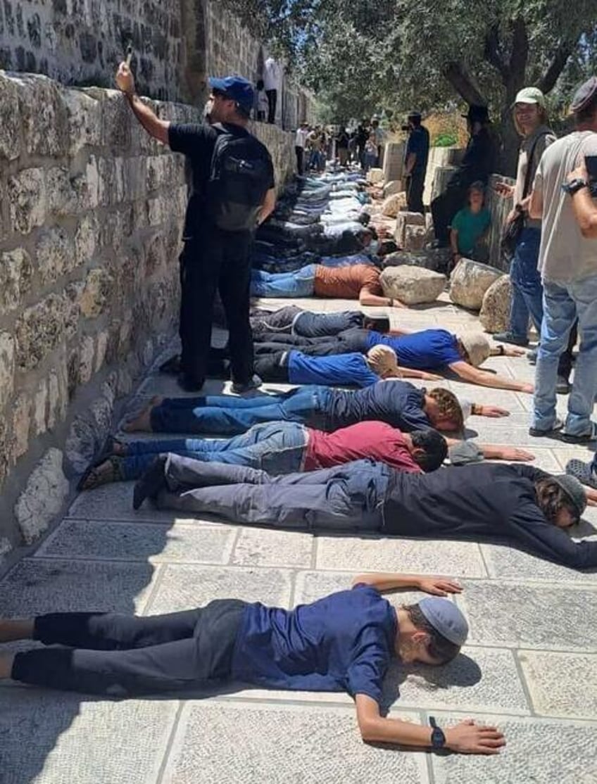 ben gvir leads over 1000 israeli settlers in jewish prayer at flashpoint al aqsa mosque