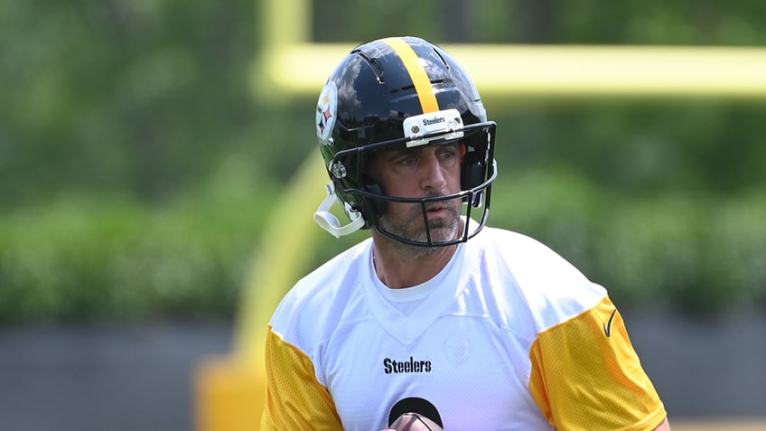 Aaron Rodgers to pass