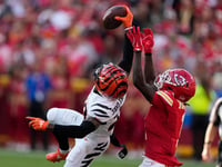 Bengals' Cam Taylor-Britt makes incredible 1-handed interception on Chiefs' Patrick Mahomes