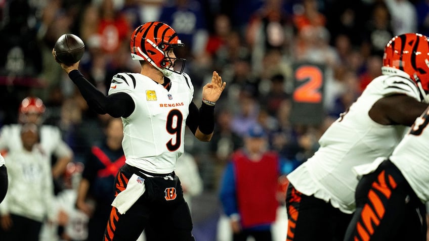 Joe Burrow throws a pass