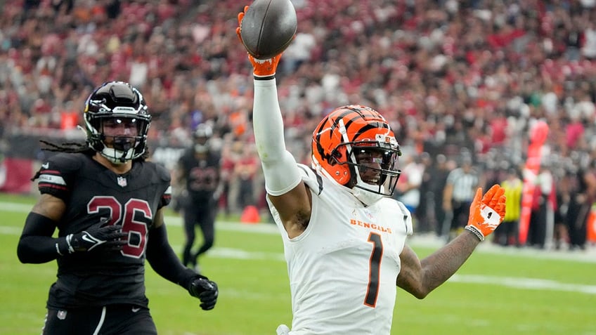 bengals jamarr chase nearly hits 200 yards receiving in 3 touchdown game vs cardinals