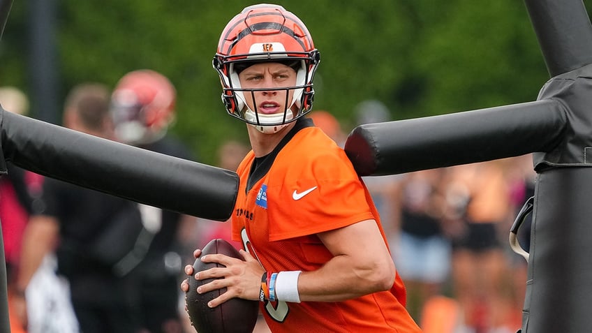 bengals joe burrow carted off field after suffering calf injury head coach says