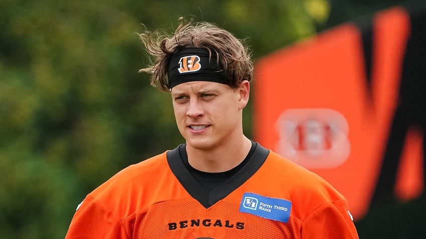 bengals joe burrow carted off field after suffering calf injury head coach says