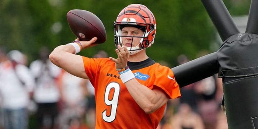 bengals joe burrow looks great physically weeks after suffering calf injury