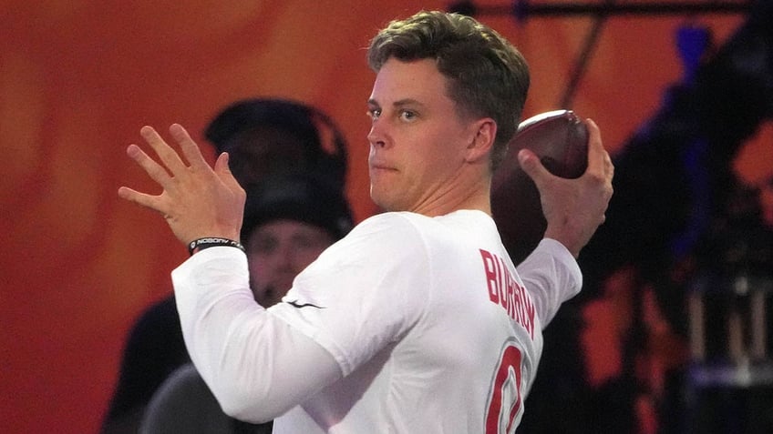 Joe Burrow throws