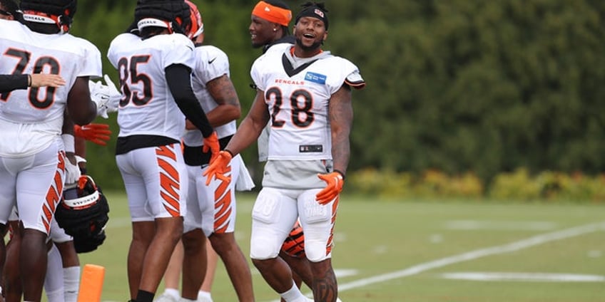 bengals joe mixon avoids specific reporters upon return to training camp