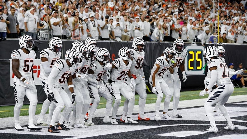 bengals orchestrate dancing celebration after logan wilson interception