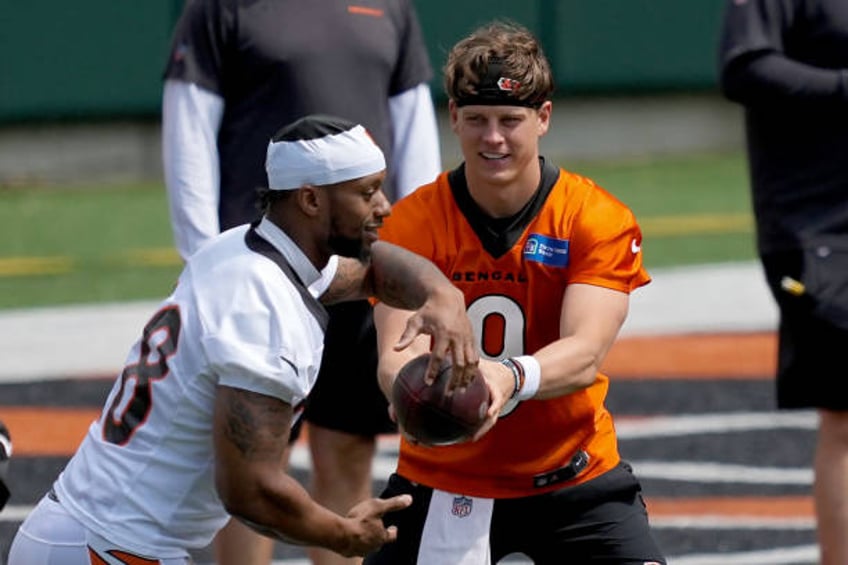 bengals qb joe burrow becomes nfls highest paid player with 275 million deal