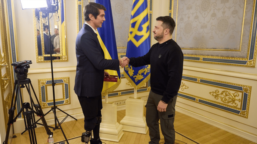 Ben Hall and Zelensky shaking hands