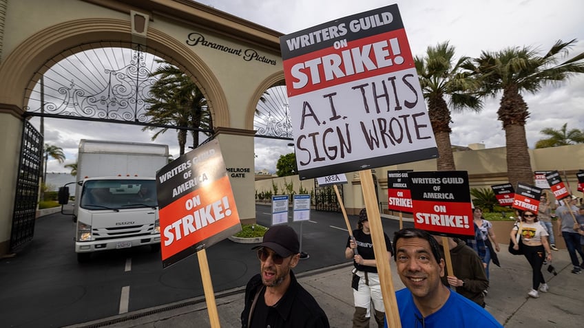 bernie sanders praises uaw workers striking against corporate greed endorses 4 day workweek