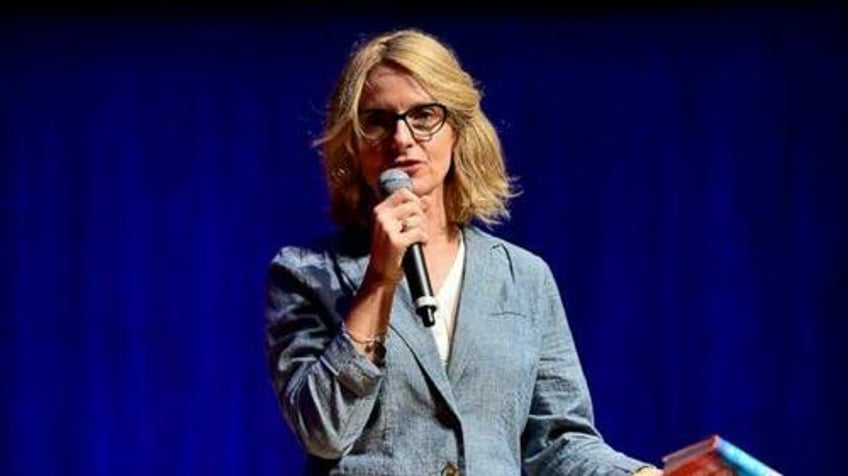best selling us author cancels her own book in response to anti russian pr campaign