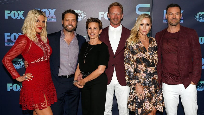 Tori Spelling, Jason Priestley, Gabrielle Carteris, Ian Ziering, Jennie Garth and Brian Austin Green