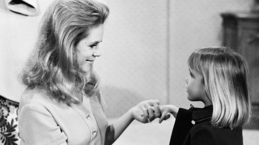 Elizabeth Montgomery holding Erin Murphy's hand