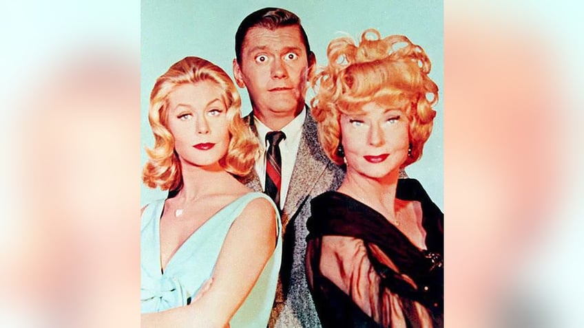 Dick York looking bewildered between Elizabeth Montgomery and Agnes Moorehead