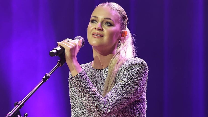 kelsea ballerini holding microphone