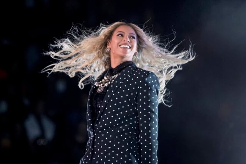 beyonce shines bright among hollywood stars during renaissance concert tour stop in los angeles