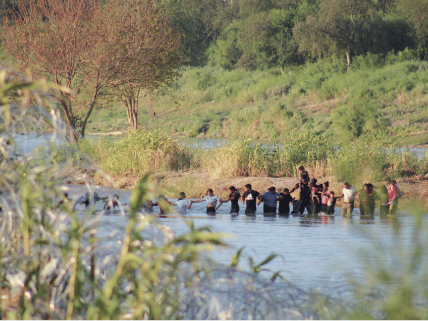 biden admin says border is closed migrant releases in texas continue