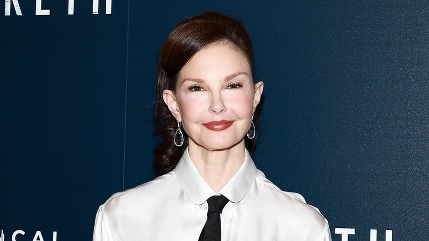 Close up of Ashley Judd smiling