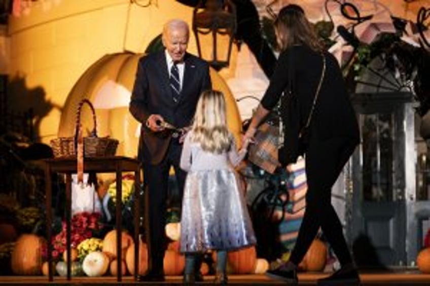 Biden, first lady host 'Hallo-READ!' trick-or-treating event at White House