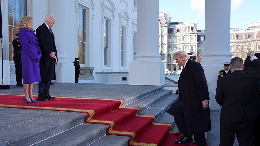 Trump climbs stairs to White House