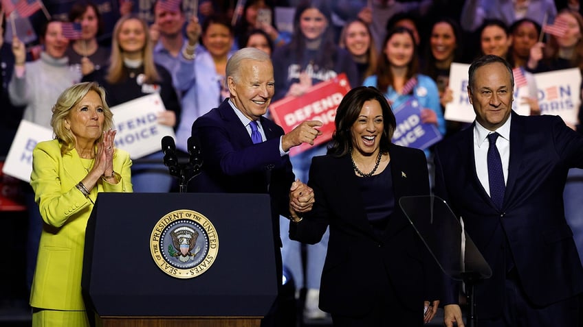 Jill and Joe Biden, Kamalas Harris