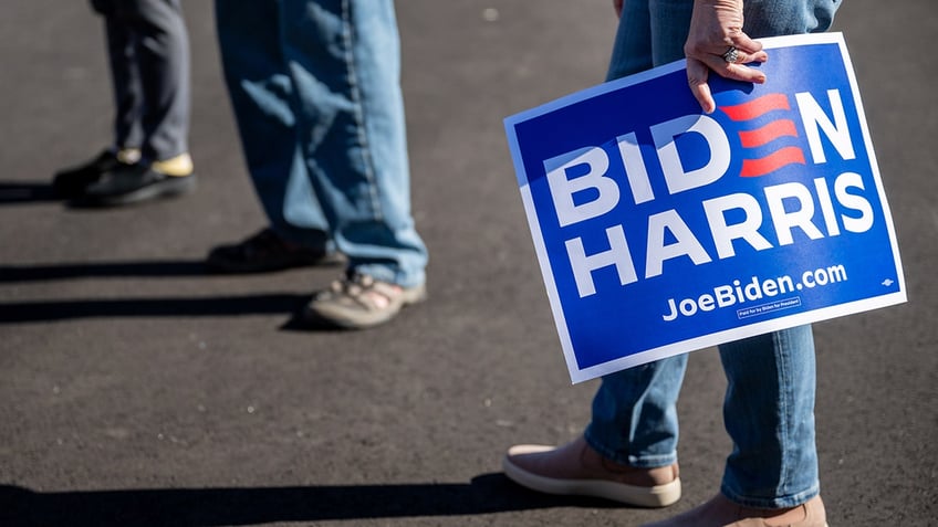 Biden-Harris campaign sign