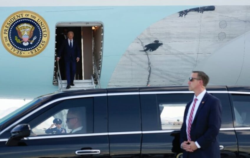 A Secret Service agent stands by as US President Joe Biden steps off Air Force One on arri