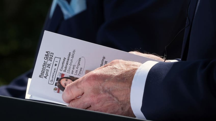 biden spotted holding a note card with reporters photos and names to call on at joint presser