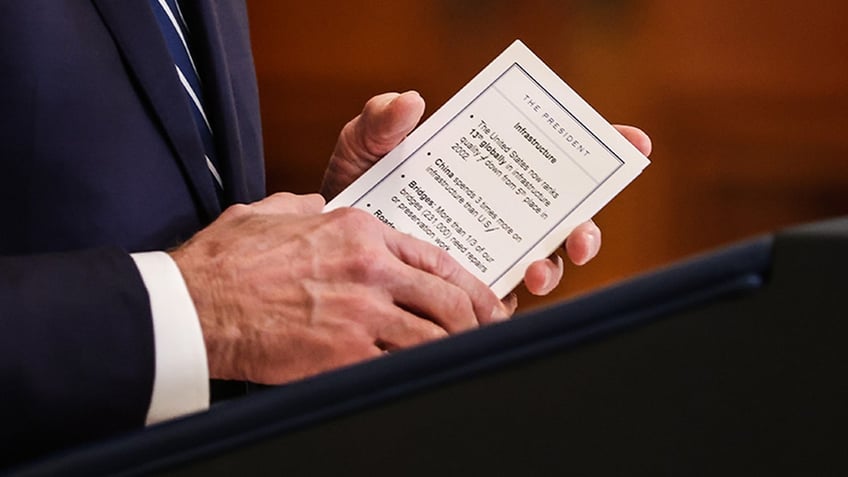 biden spotted holding a note card with reporters photos and names to call on at joint presser