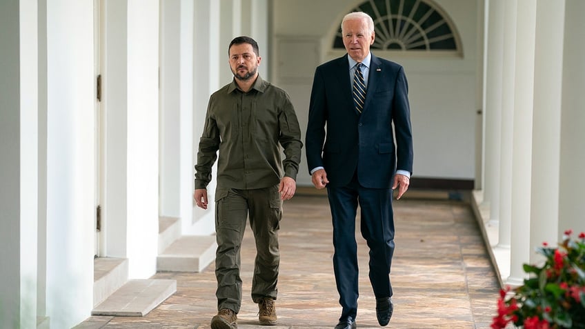 biden tells zelenskyy us will send tactical missile systems to ukraine