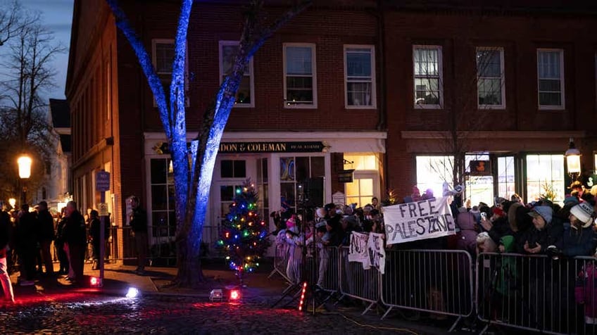 biden tries to hide away in nantucket but cant escape pro palestinian protesters