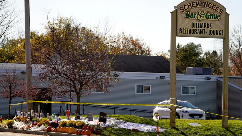 biden visits lewiston maine to comfort residents after mass shooting leaves 13 dead youre not alone