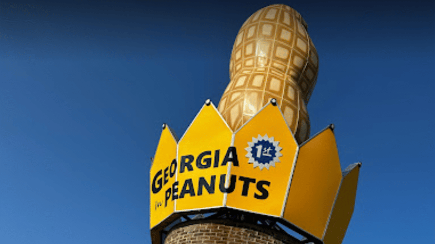 big peanut returns to georgia highway five years after hurricane destruction