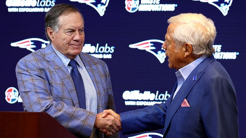 Bill Belichick shakes hands with Robert Kraft