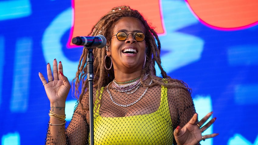 Kelis performing