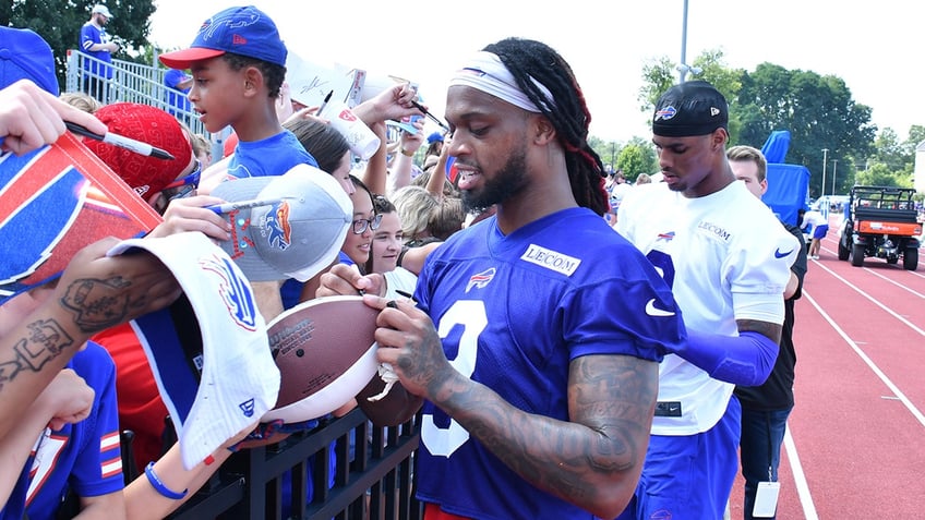 Damar Hamlin signs autographs