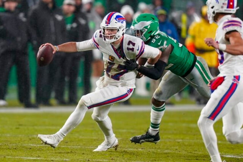 bills defensive end shaq lawson confronts appears to shove fan during loss to eagles