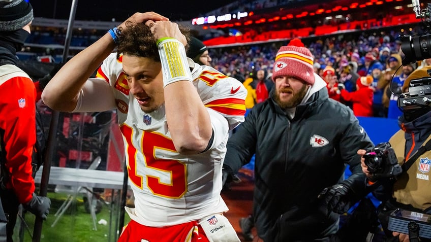 Patrick Mahomes covers his head