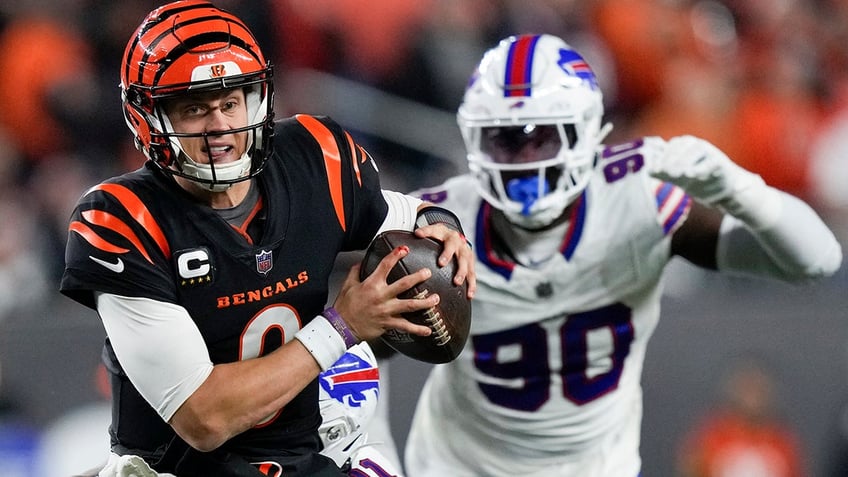 bills fine shaq lawson for his actions in shoving incident with fan in philadelphia report