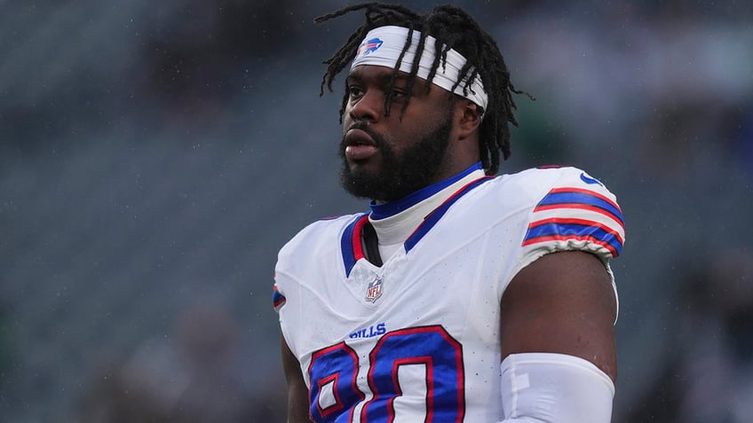 bills fine shaq lawson for his actions in shoving incident with fan in philadelphia report