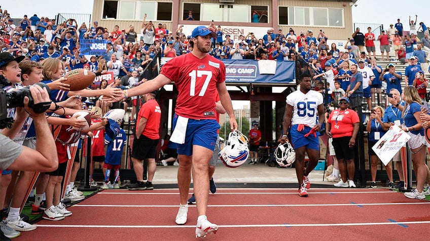 bills josh allen makes young fans day with help from brother my sister loves you