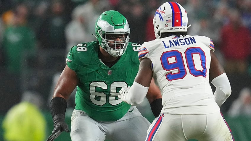 bills shaq lawson pushes eagles fan in heated confrontation