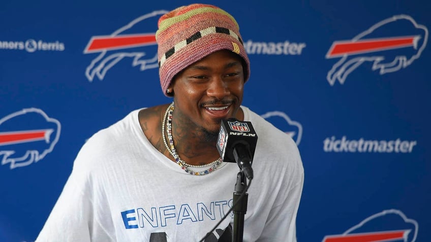 bills stefon diggs breaks silence on reporters jab caught on hot mic insulting to my character