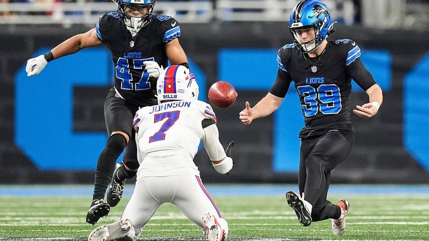 Taron Johnson fields the kick