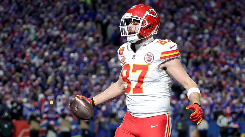 Travis Kelce celebrates touchdown