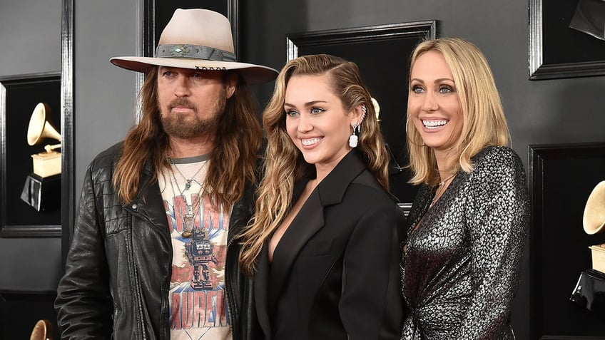 Billy Ray Cyrus, Miley Cyrus, Tish Cyrus posing together