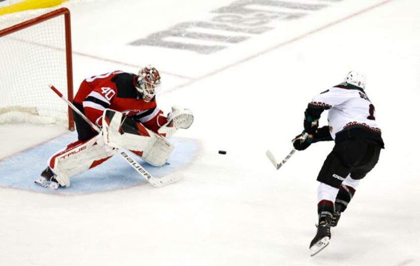 bjugstad and schmaltz score in shootout as coyotes beat devils 4 3