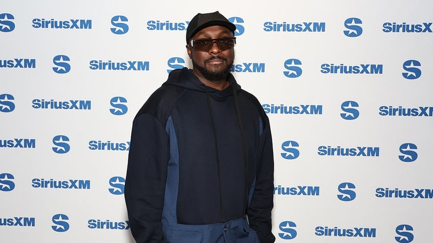 Will.i.am posing on the red carpet