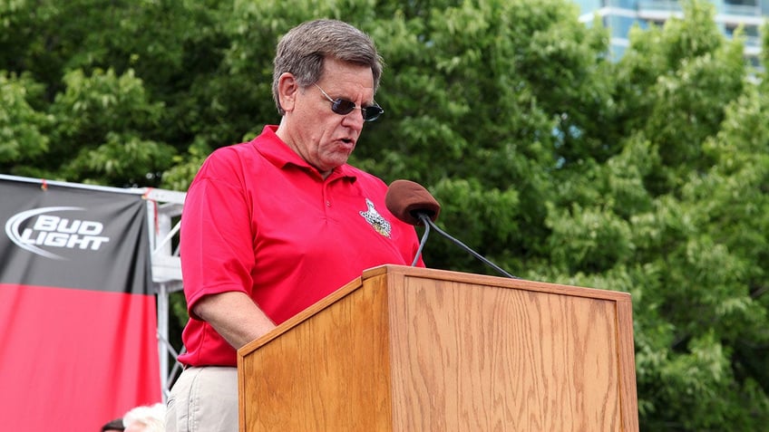 blackhawks owner rocky wirtz dies at 70