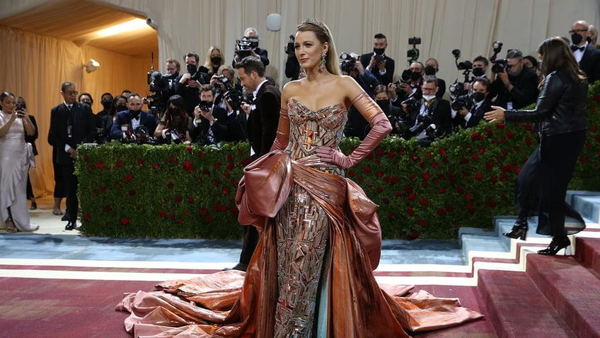 blake lively steps over rope at kensington palace museum exhibit to fix her displayed met gown